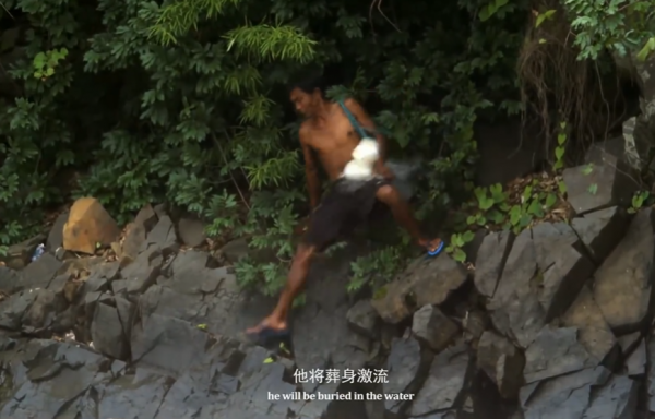 湄公河最瘋狂的捕魚人，極端洪水嚇得你冒冷汗，他們卻在水中玩命