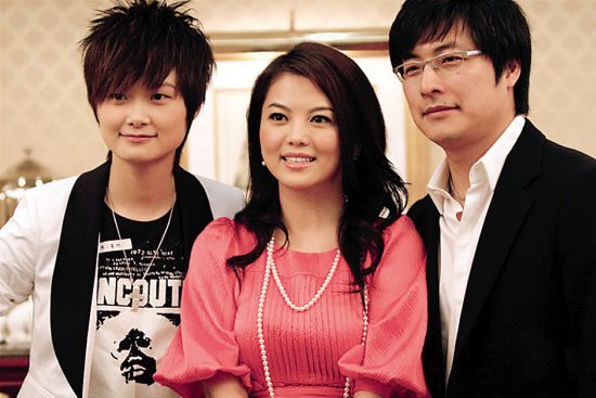 李湘離婚風波後首現身，坐豪車與神秘男子外出，她快樂嗎？