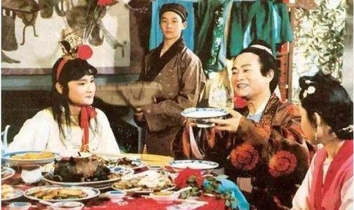 《紅樓夢》李紈寡嬸為何帶倆女兒進賈府？作者派她來教薛姨媽做人