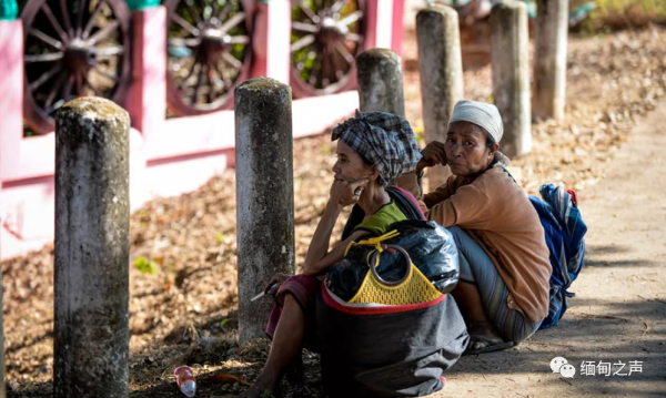 到處都在打仗！房子被炸！緬甸難民坐在地上，雙手合十為緬甸祈福