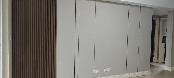 2021年流行背景牆木格柵，搭配巖板、木飾面、簡約時尚