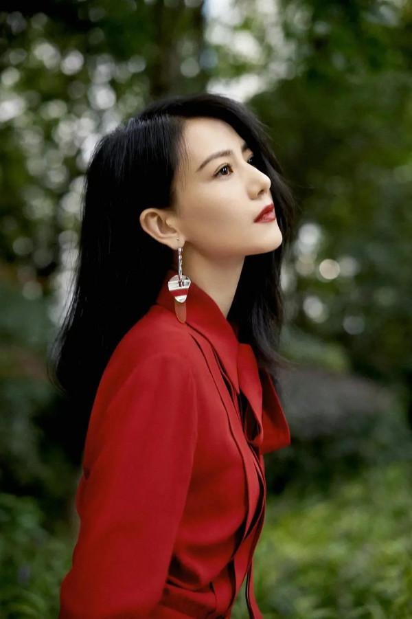 頂級典雅女神高圓圓，超凡脫俗的美麗、若即若離的青澀