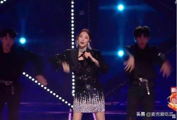 雙11晚會引熱議？張雨綺假唱，易烊千璽造型成熟，李榮浩像流浪漢