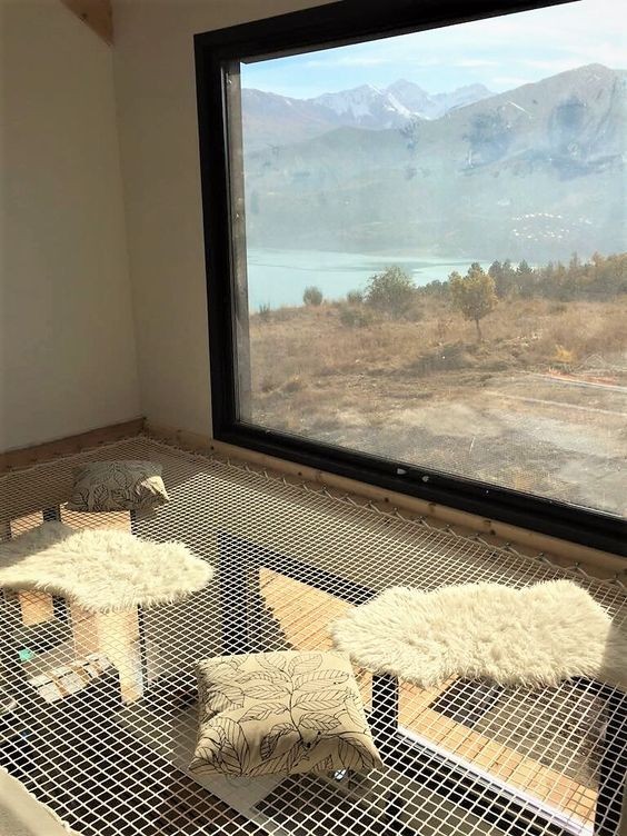 陽臺現澆樓板預留60公分，抬高裝鋼格柵再鋪玻璃，樓上樓下亮堂堂