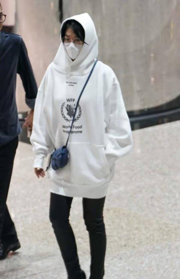 52歲許晴穿衛衣裙就走機場，打扮像20歲的小姑娘，又任性了