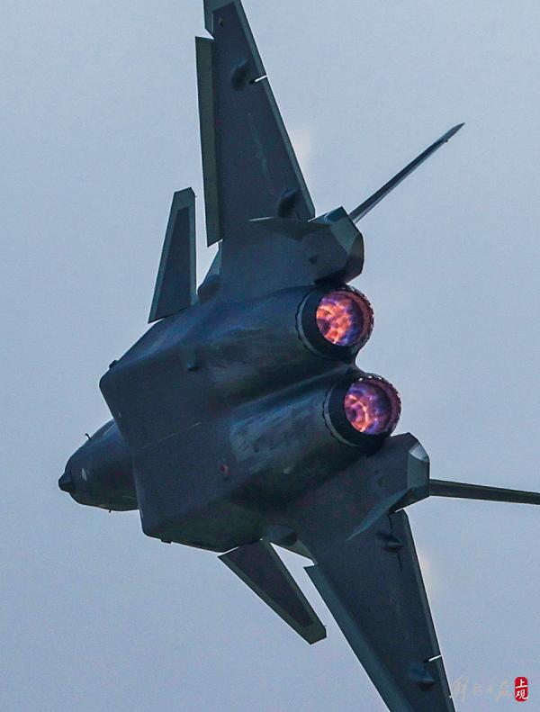 國產軍用無人機掛彈表演、殲20雙髮尾焰格外搶眼……中國航展現場大圖來啦