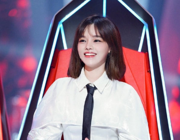 6年前黃霄雲被淘汰,如今憑一首歌“翻身”,節目請她回去當導師 6年前黃霄雲被淘汰,如今憑一首歌“翻身”,節目請她回去當導師