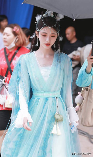 不一樣的鞠婧禕化身粉藍黑鳳凰太好看與可愛了，黑色呢套也太酷了