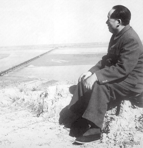 毛主席、朱德主動挑糧，戰士們還搶先一步，行動讓毛主席十分感動