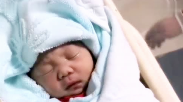 新生兒睜眼時間越早越聰明?不要盲目相信,睜眼和智商發育無關 新生兒睜眼時間越早越聰明?不要盲目相信,睜眼和智商發育無關