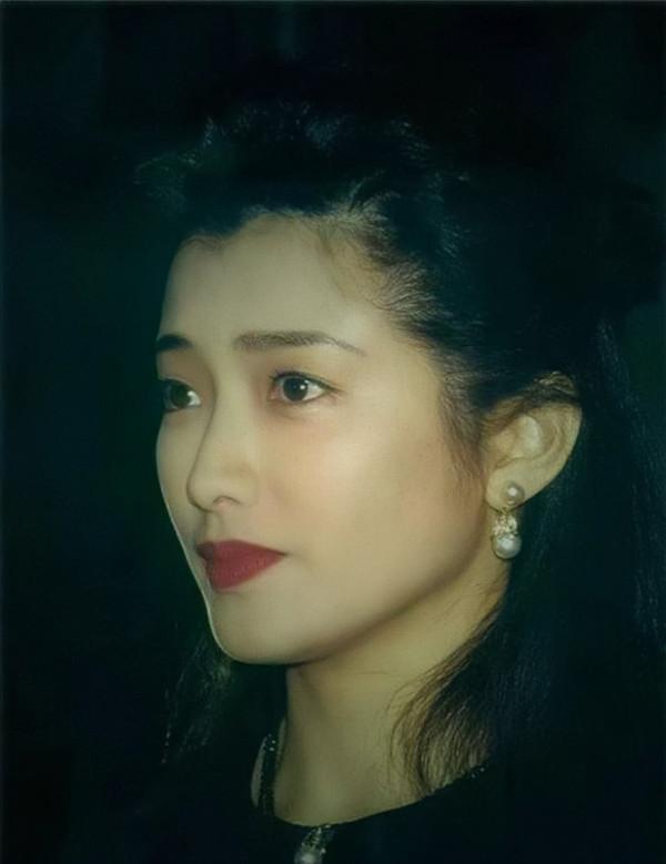 山口百惠當媽後的妝容，教會了我，如何把圓潤臉蛋潤飾的清麗