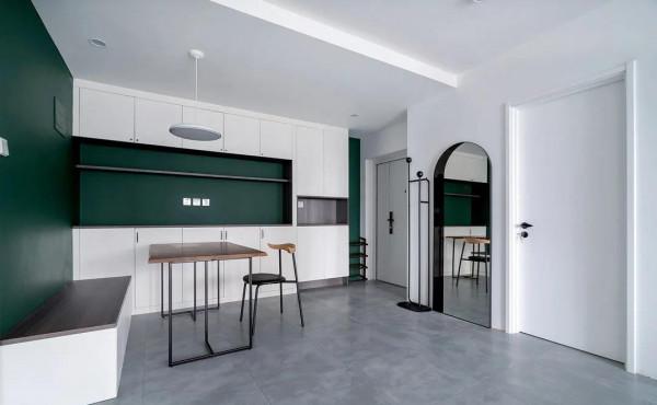 走進她家，就被簡約乾淨的氛圍吸引，室內清爽明亮，生活非常幸福