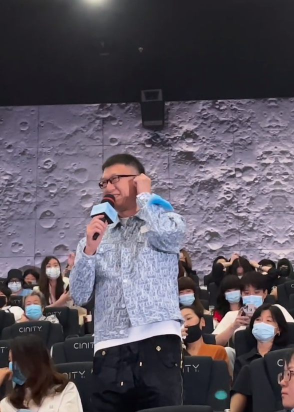 51歲孫紅雷硬漢哽咽，不斷拍打胸口眨眼睛，幾度語塞眼眶溼潤