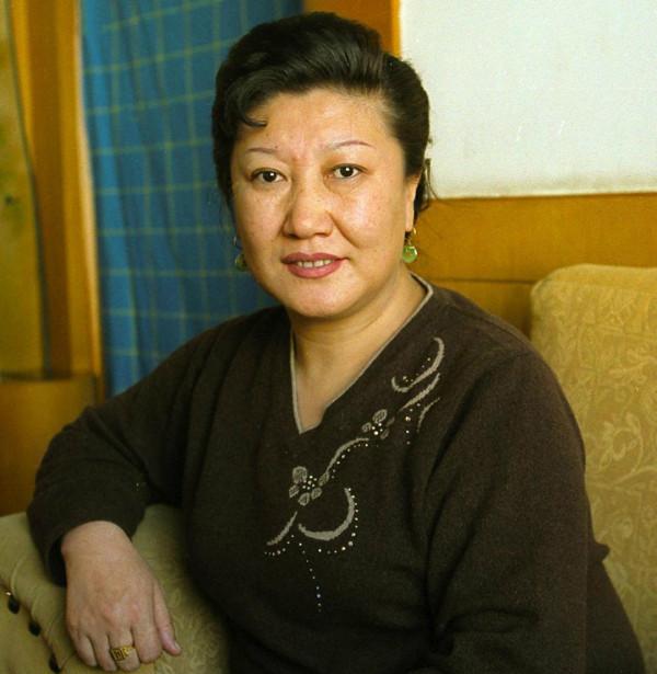 74歲何慶魁墓地祭奠高秀敏！神情哀傷模樣蒼老，細節被贊有情有義