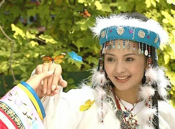 “謝大腳”和“香妃”是同班同學，兩人都死於車禍，都沒生孩子