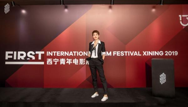 姚晨素顏滿臉油膩，皺紋明顯，馬伊琍卻越活越嫩