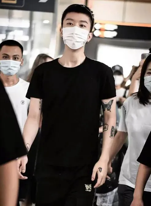 人紅是非多!歐陽娜娜和範丞丞被傳緋聞,原來是因為蝴蝶紋身 人紅是非多!歐陽娜娜和範丞丞被傳緋聞,原來是因為蝴蝶紋身