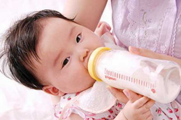 寶寶長大了奶粉該怎麼喝？建議“該斷就斷”，既省錢又對娃身體好