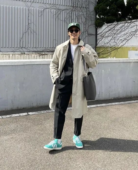 卡其+黑，很適合男士的一種搭配，冬季這樣穿時髦有氣場