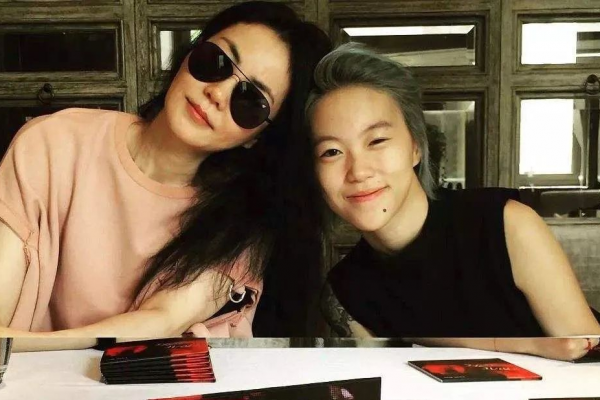 27歲女歌手因生子去世!昏迷11天后死於子癇,和老公已育有一女 27歲女歌手因生子去世!昏迷11天后死於子癇,和老公已育有一女