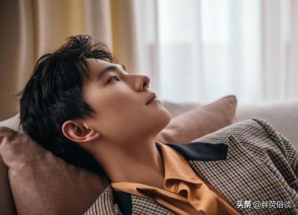 一身休閒西裝配上精緻的五官,楊洋真的很帥氣 一身休閒西裝配上精緻的五官,楊洋真的很帥氣