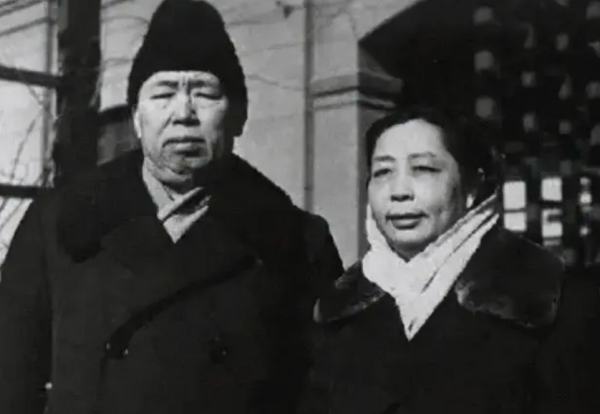 林月琴嫁羅榮桓後，“戰死”的前夫回來了，主席如何解決三人尷尬