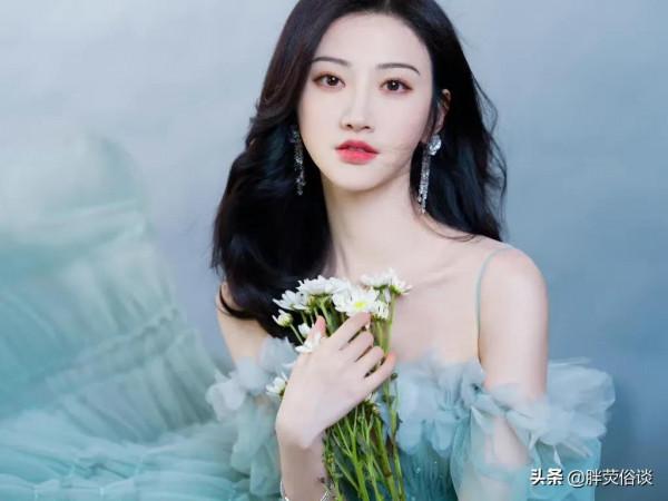 景甜一身綠色蛋糕裙，手捧一束鮮花，美麗優雅