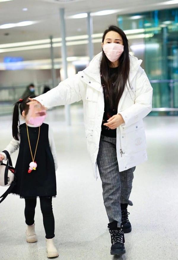 伊能靜罕帶女兒走機場，她一身臃腫只顧自己保暖，女兒穿得太清涼