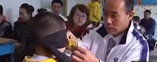 小孩擁有神奇天眼，矇眼看牌識字不在話下，這究竟是怎麼回事？