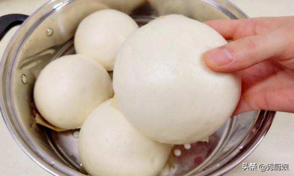 蒸饅頭，只放酵母是“外行”，多加3種食材，饅頭香軟筋道更好吃