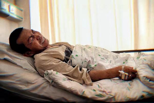 燕趙男兒鄭豔良鋸腿自救，崩斷一根鋸，咬掉四顆牙，全程一聲不吭