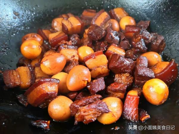 一塊五花肉加點鵪鶉蛋,燉一燉太香啦,濃香軟爛入味,真解饞 一塊五花肉加點鵪鶉蛋,燉一燉太香啦,濃香軟爛入味,真解饞