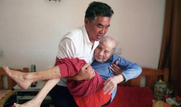 癱瘓婆婆臥床17年，好兒媳床前餵飯、把屎把尿，為了家庭無怨無悔