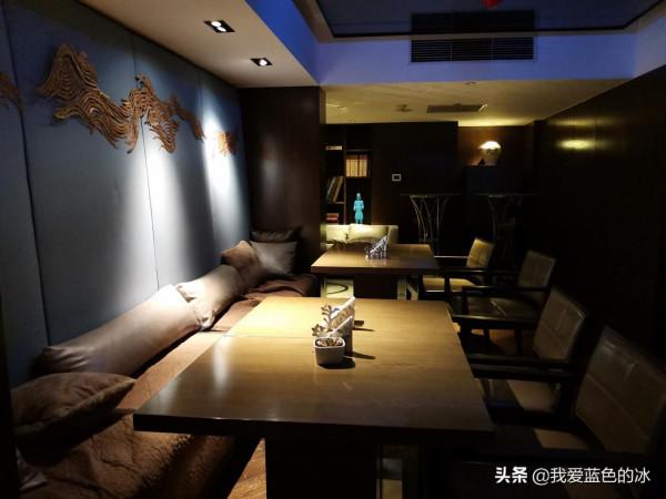 在北京入住的一家酒店的行政酒廊裡，欣賞故宮景色的晚餐