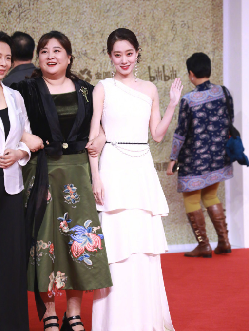 誰說瘦一定好看？金晨骨瘦如柴卻被賈玲吹彈可破的面板狀態打敗