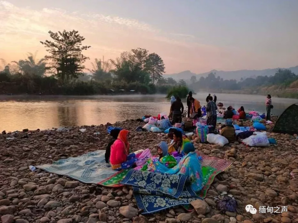 緬甸妙瓦底難民營，炮彈掉落瞬間，伴隨著尖叫聲，難民四散逃開