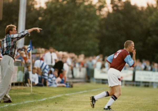 奇葩故事:英超教練不堪球迷辱罵,換他上場後居然進球了… 奇葩故事:英超教練不堪球迷辱罵,換他上場後居然進球了…