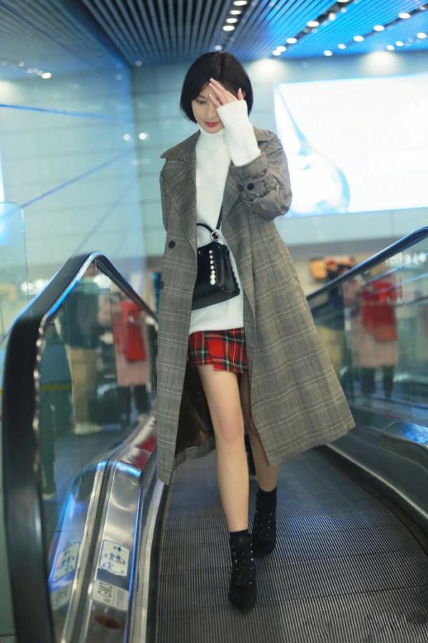 張儷真酷！襯衫釦子不繫直接塞褲子下，網友：這叫個性