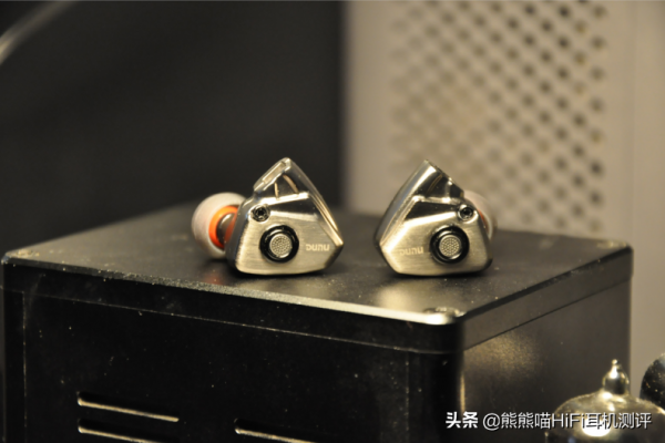 好看&excl;好聽&excl;399不貴&excl;達音科Titans超高性價比強悍硬素質耳機測評