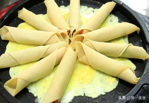 千張的新吃法，裹上火腿淋上蛋液，2分鐘做成千張灌餅，鹹香柔軟