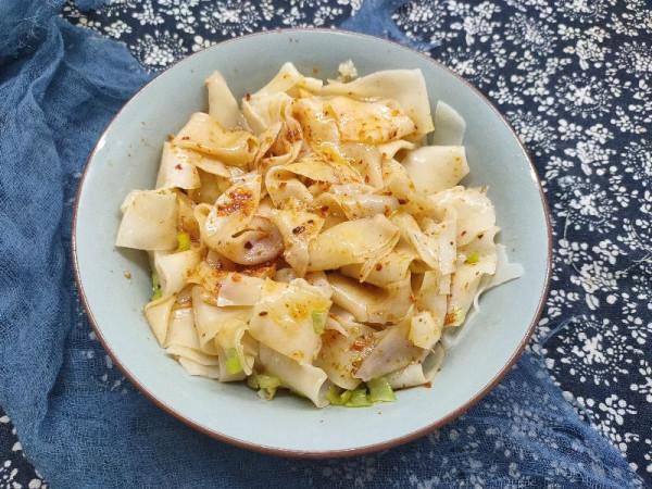 餃子皮大變身，切一切拉一拉，做成油潑面，爽滑入味真好吃