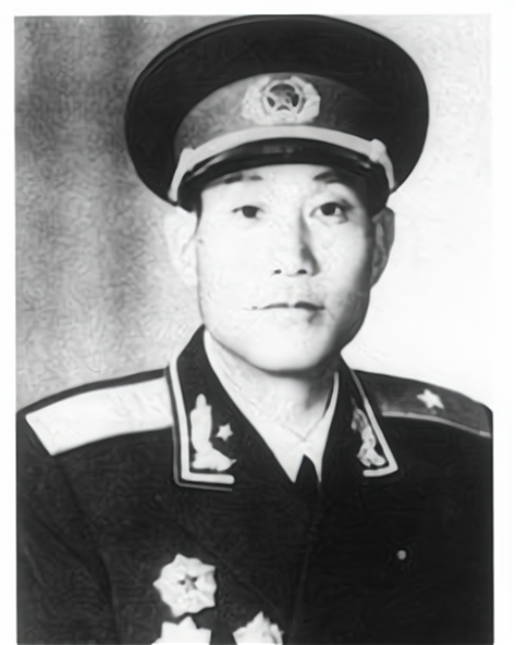 他20歲入黨，30歲當司令員，43歲被授少將，61歲擔任貴州省委書記