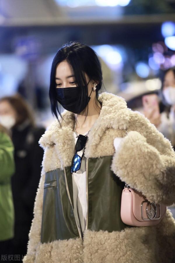 徐藝洋穿米色泰迪絨外套搭配棋盤格紋褲，腳踩樂福鞋時髦吸睛