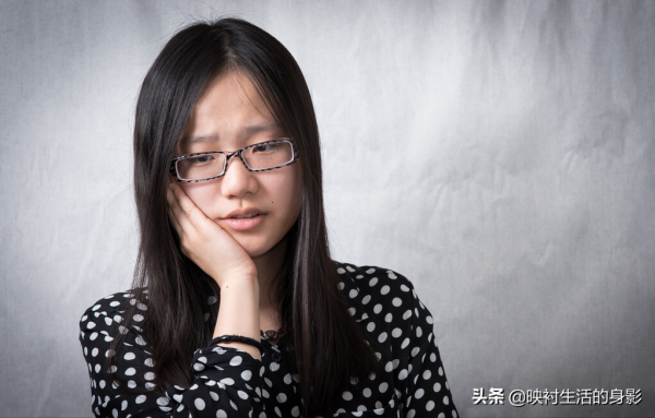 七旬老人在兒子家養老，卻在病中時，悄悄將所有財產都給了女兒