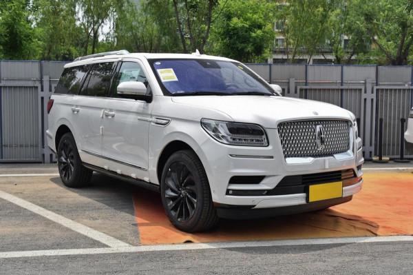 這才是純爺們的座駕，長超5米6，配3.5T V6動力，實拍林肯領航員