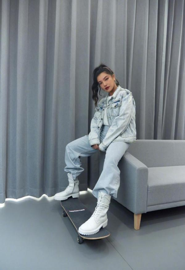 江映蓉真是自帶嘻哈感,熒光衛衣配線帽,還戴副耳機挺有個性的 江映蓉真是自帶嘻哈感,熒光衛衣配線帽,還戴副耳機挺有個性的