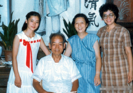 “江南美人”何賽飛：曾是鄧穎超座上賓，嫁初戀33年，被寵成公主