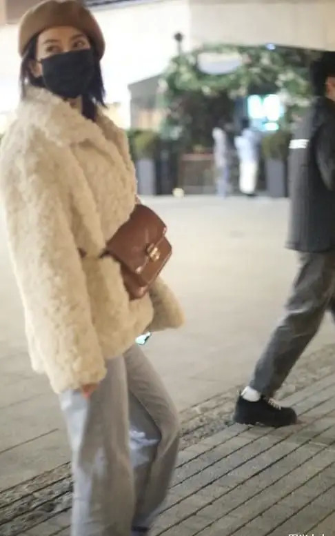 高圓圓造型罕見翻車！皮草+闊腿褲暴露五五分身材，氣質照樣出眾