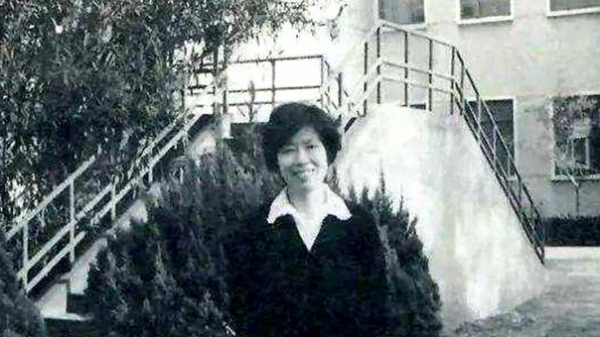 她16歲參軍入伍，從上尉“一步”晉升到大校，後又升為少將軍銜