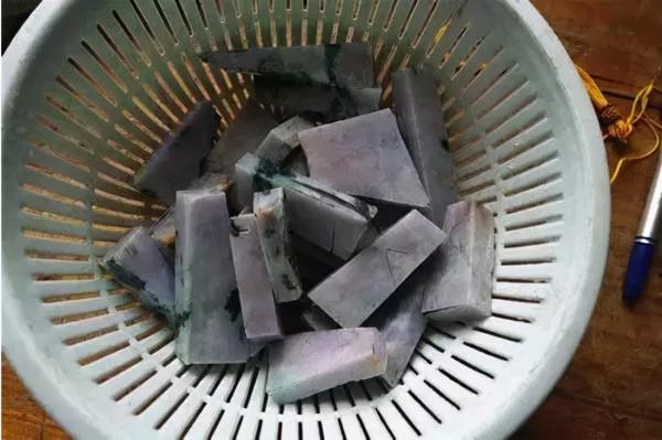 沒人惦記的原石,滿身是裂卻切出了一隻雞 沒人惦記的原石,滿身是裂卻切出了一隻雞